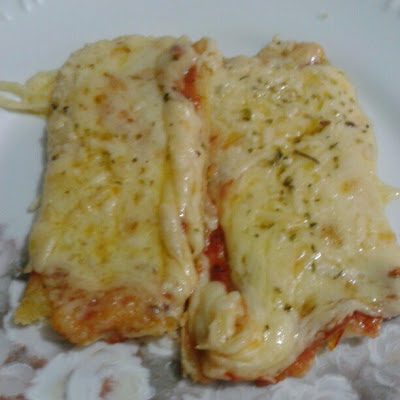 Massa de Pizza coberta com queijo e alho