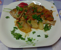 Peixe achatado de forno (Psari plaki) – Fotos