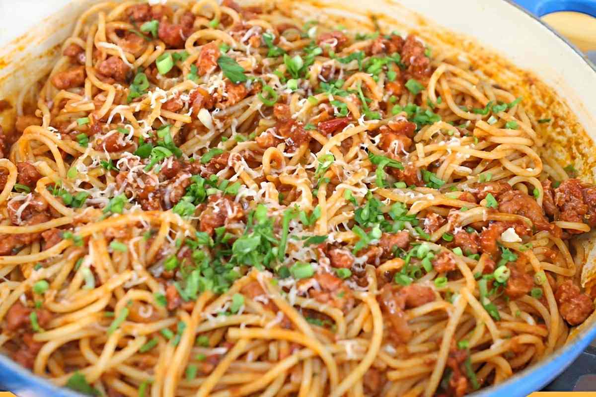 Ragú de linguiça com espaguete uma receita de macarronada deliciosa para o seu almoço