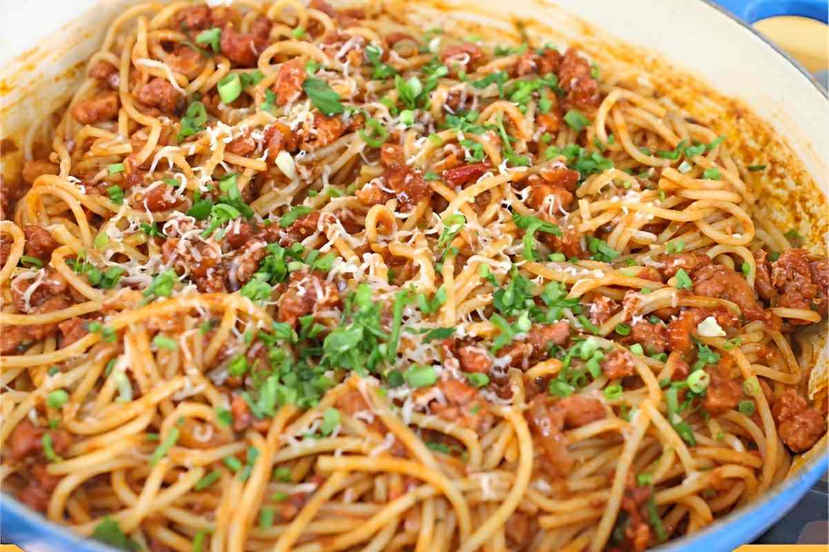 Ragú de linguiça com espaguete econômico e delicioso para a refeição do dia a dia