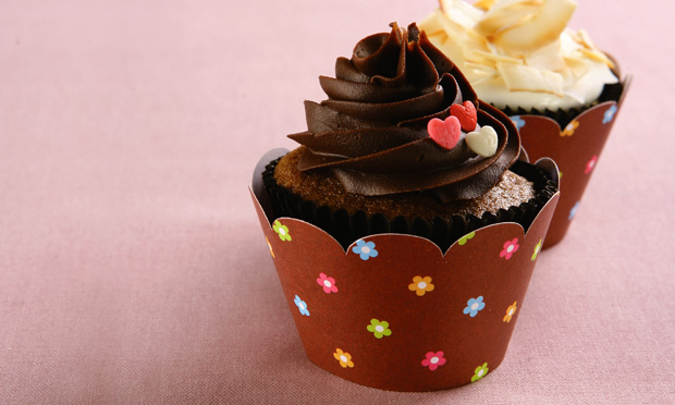 Cupcake com cobertura de chocolate