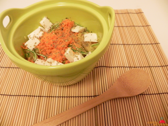 Salada abobrinha cenoura e queijo feta