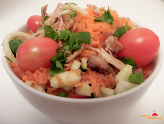 Salada asiática de frango e  legumes