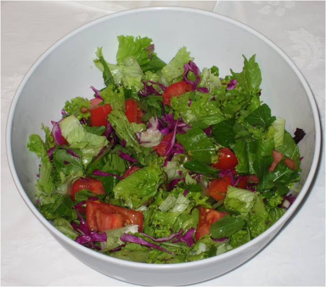 Salada de couve roxa, alface, rúcula e tomate
