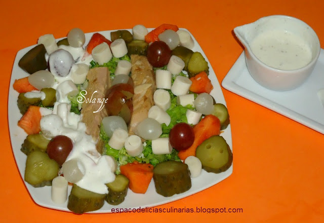 Salada de atum com molho caseiro