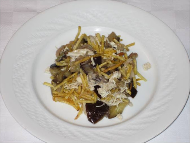 Salada de batata palha, frango, beringela e cogumelos