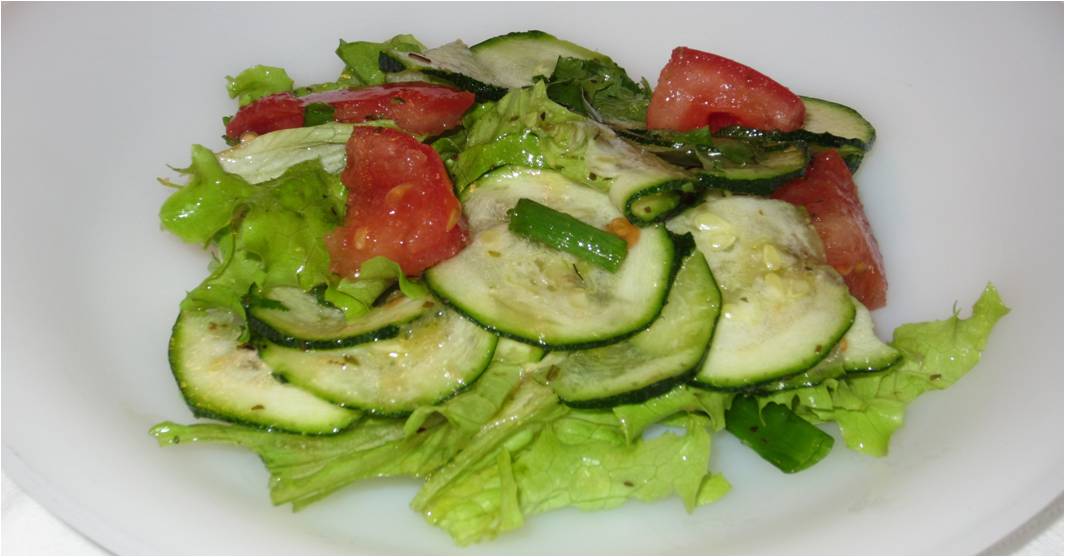 Salada de courgette, alface e tomate