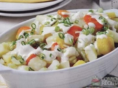 Salada de Legumes com Molho de Iogurte
