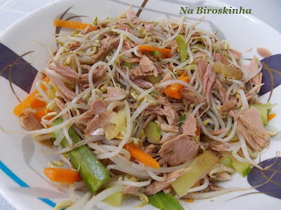 Salada de Moyashi com Legumes e Lascas de Atum