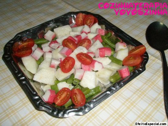 Salada de vagem,cará,kani-kama e tomate cereja