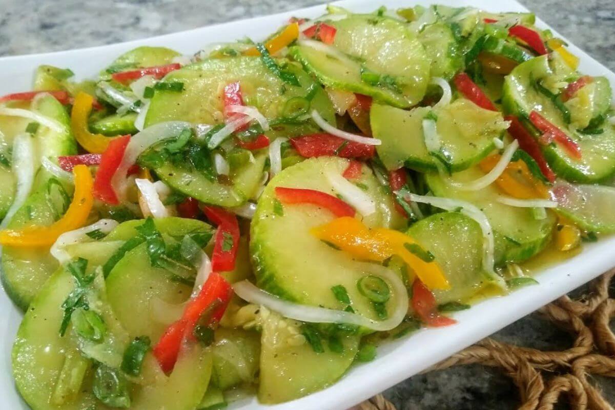 Um jeito novo de fazer salada de abobrinha que você vai querer fazer sempre