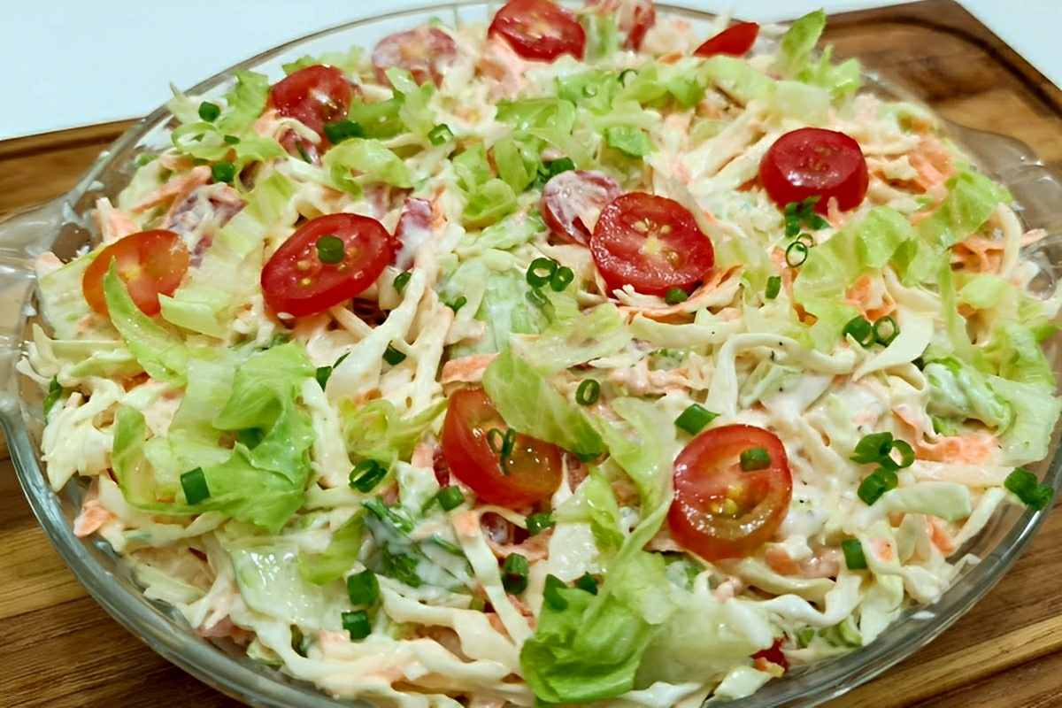 Salada cremosa de repolho super versátil: vai bem no almoço do dia a dia e também no jantar especial