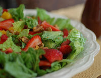 Salada de Alface, Morango, Tangerina e Noz-Pecã ao Molho de Canela (vegana)