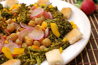 Salada Quente de Brócolis, Milho, Grão-de-Bico e Rabanete (vegana)