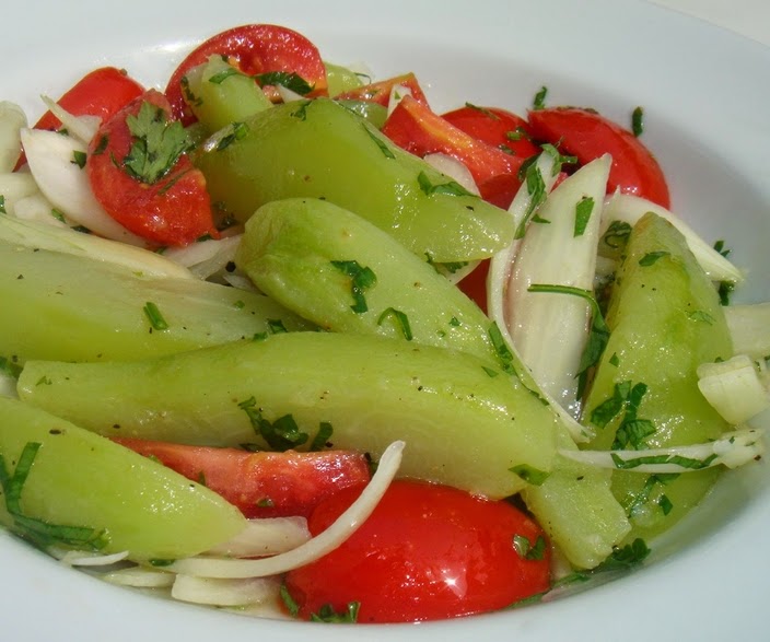 Salada de Chuchu com Tomate e Cebola (vegana)