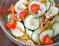 Salada de Pepino com Tomate, Cenoura e Gergelim (vegana)