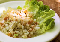 Salada de Quinua com Folhas Verdes e Damasco Seco (vegana)