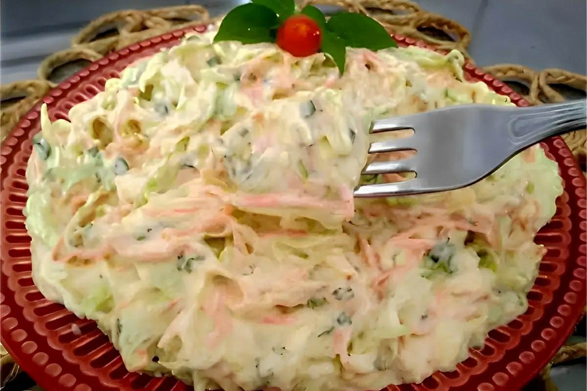Salada de repolho cremosa e refrescante para a entrada da sua refeição