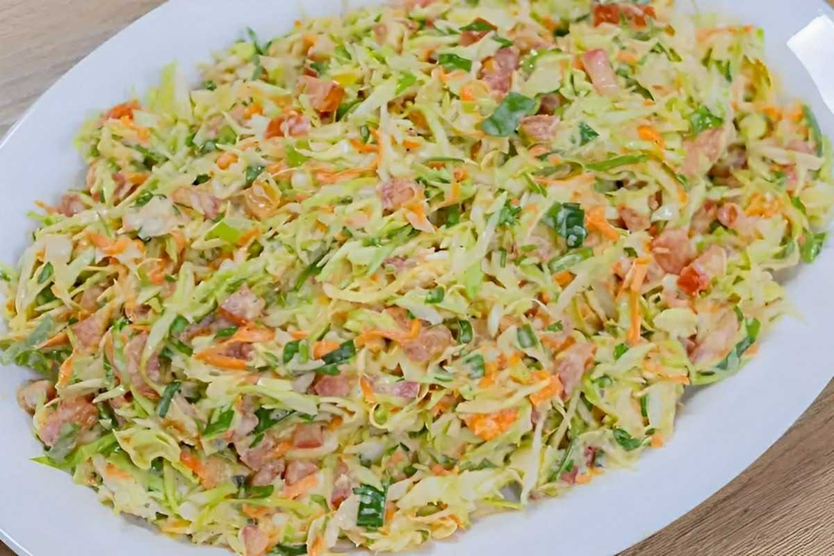 Salada de repolho colorida fácil de fazer e perfeita para o seu almoço ou jantar