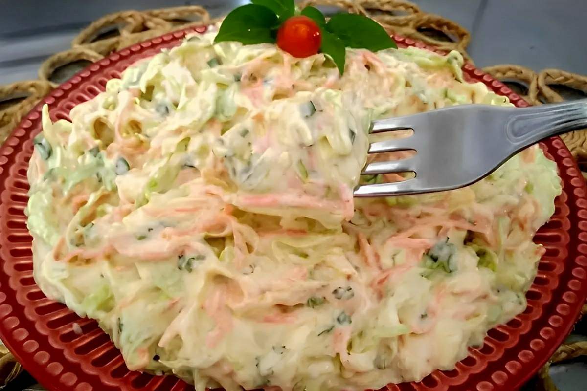 Salada de repolho americana: cremosa saborosa e muito fácil de fazer