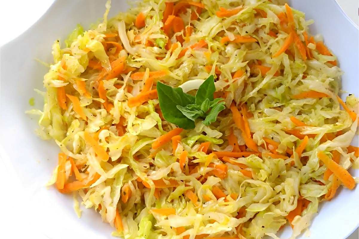 Salada de repolho muito simples e saborosa para a refeição do dia a dia
