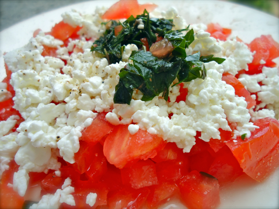 Salada de Tomate com Queijo Cottage e Manjericão