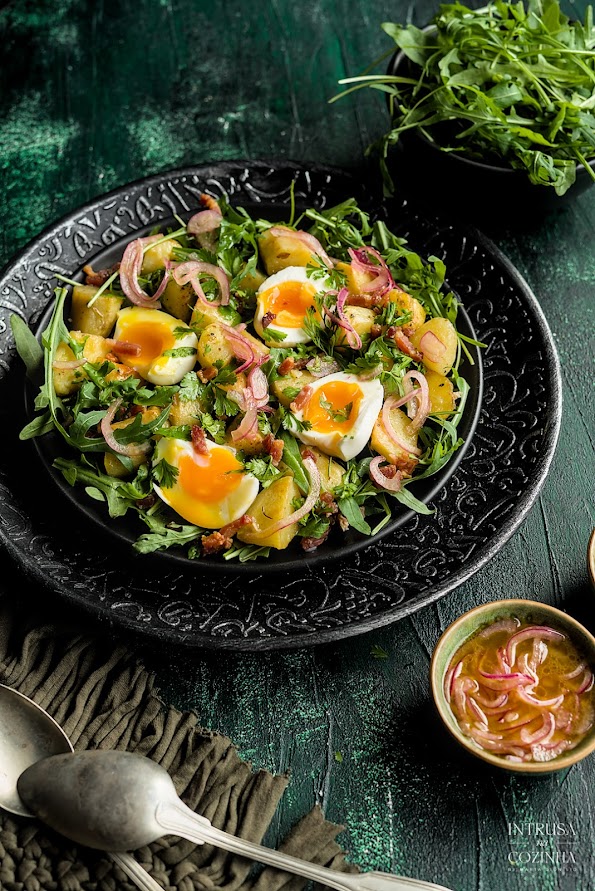 Salada Morna de Batata Assada, Bacon e Ovos Mollet