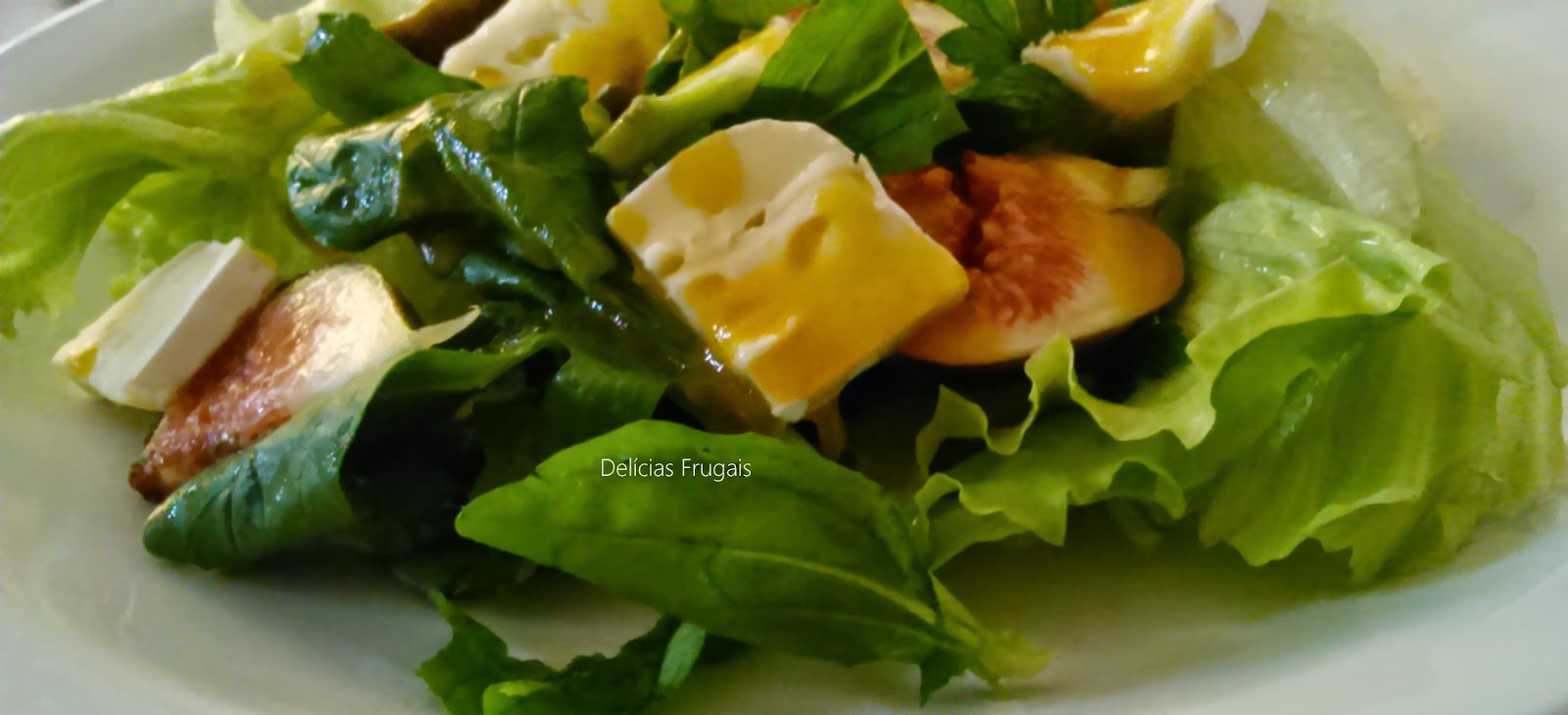 Salada de folhas figo e brie