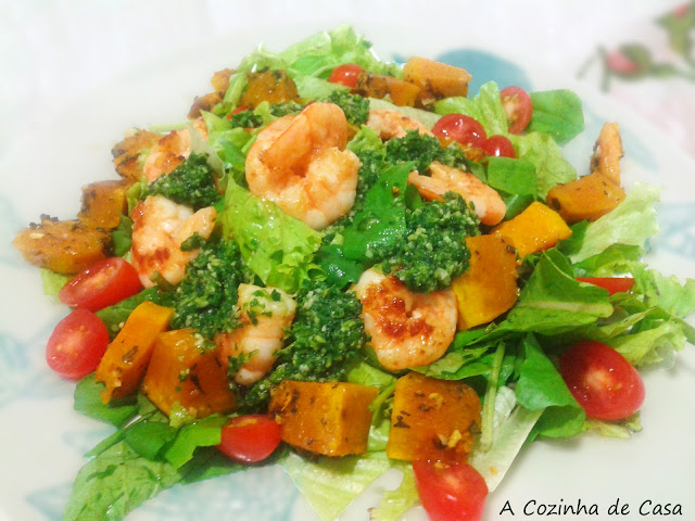 Salada verde com camarões grelhados e abóbora assada