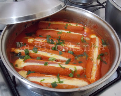 Salsichas Recheadas com Queijo em Molho de Tomate Caseiro