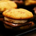 Sanduíche de cookie recheado com chocolate e banana