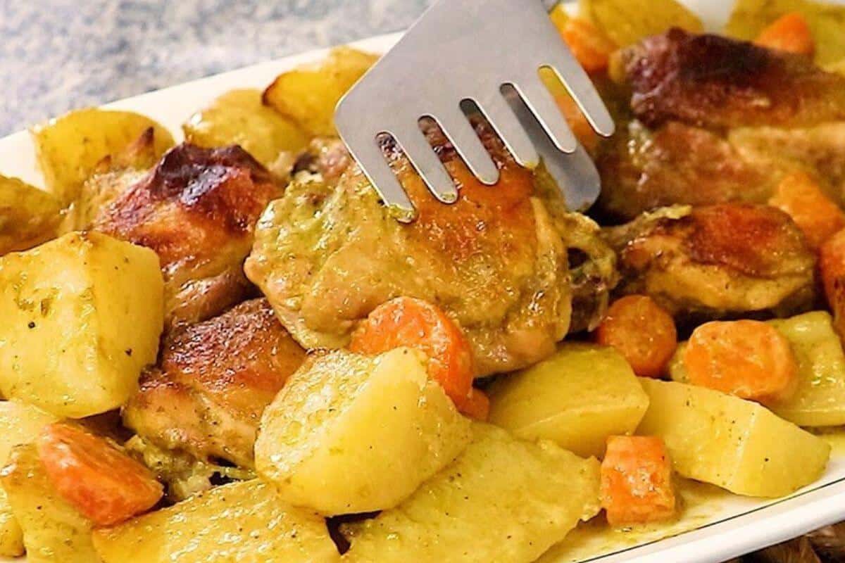 Sobrecoxa de frango assada com batatas é só temperar e levar para o forno