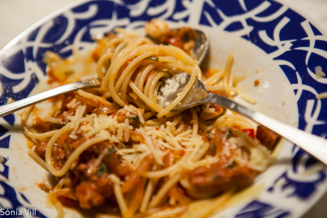 Ragu de linguiça e cebola com spaghetti