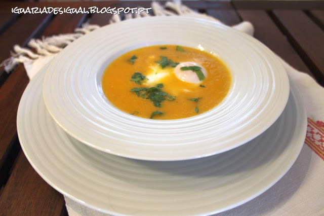 Sopa de Tomate com Ovos Escalfados à Alentejana