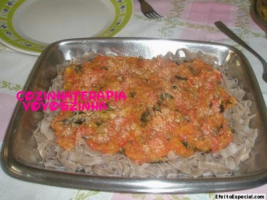 Talharim caseiro (massa feita com azeitonas pretas)molho de tomates frescos e mannjericão