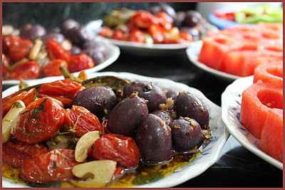 Tapas, azeitonas temperadas, jiló e tomate uva assados