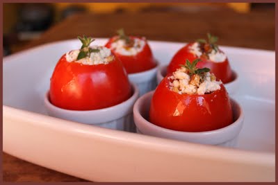 Tomates recheados com ricota, nozes e damasco