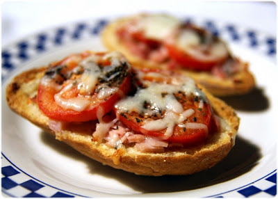 Tostas italianas de fiambre, tomate e queijo