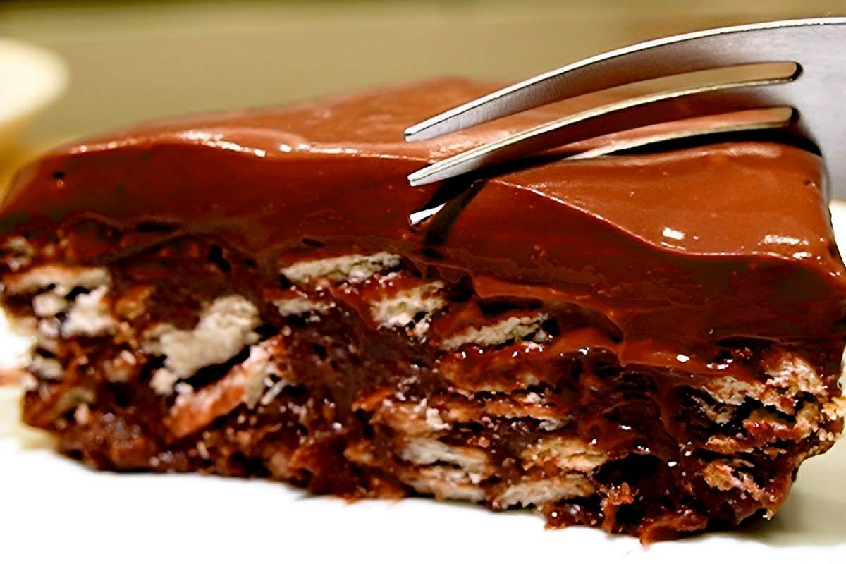 Torta de chocolate com biscoito: uma sobremesa surpreendente e muito fácil de fazer
