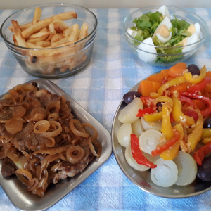 Bifes de contrafilé acebolados + salada de abóbora c/minicebolas e molhão + fritas
