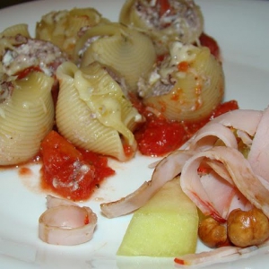 Lumaconi Recheados com Requeijão, Tomate Seco e Chouriço / Salada de Meloa, Paio, Caju e Vinagre Balsâmico