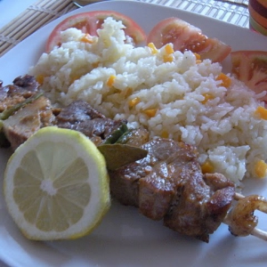 Espetadas de Perú com arroz de cenoura