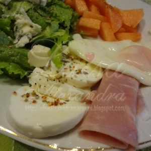Salada Fresca com Alface, Meloa, Queijo Fresco, Queijo Roquefort, Fiambre e Ovo Estrelado