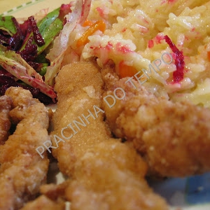 Tirinhas de frango crocante acompanhadas com arroz Jasmim de cenoura e salada de alface e beterraba