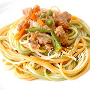Spaghetti de legumes com atum
