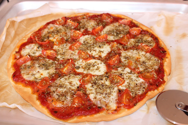 Pizza de mozzarella e tomate-cherry