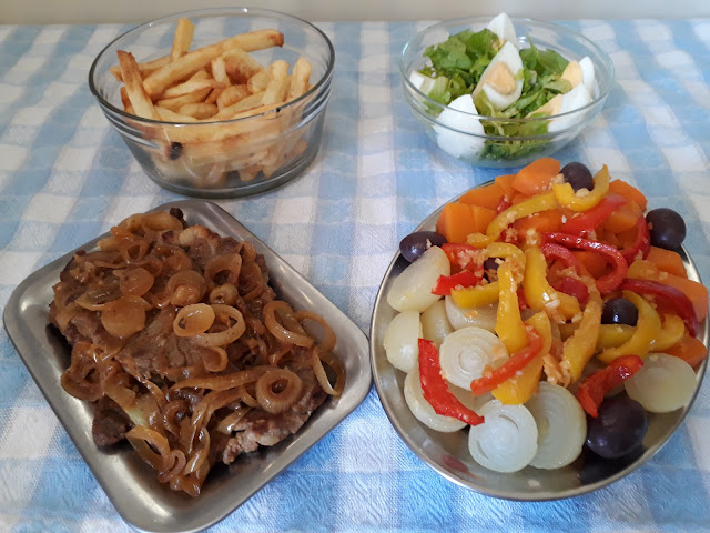 Bifes de contrafilé acebolados + salada de abóbora c/minicebolas e molhão + fritas