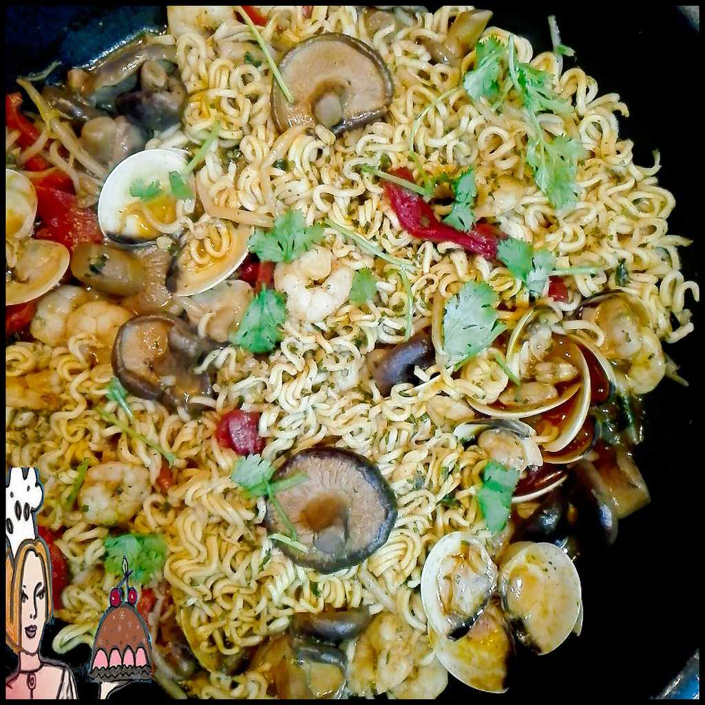 Noodles com frutos do mar e cogumelos ♥♥♥