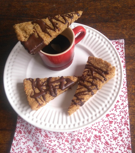 biscoitos de avelã, café e chocolate