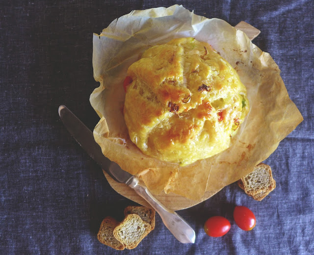 Camembert embrulhado para um petisco de festa/  Wrapped camembert for a party snack